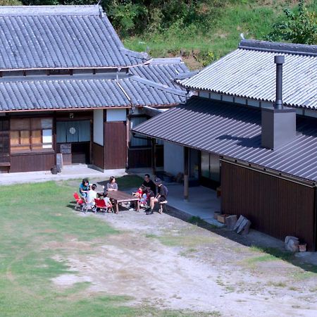 猫と図書館のある宿 草地家 Kusachike Minamiawaji Eksteriør billede