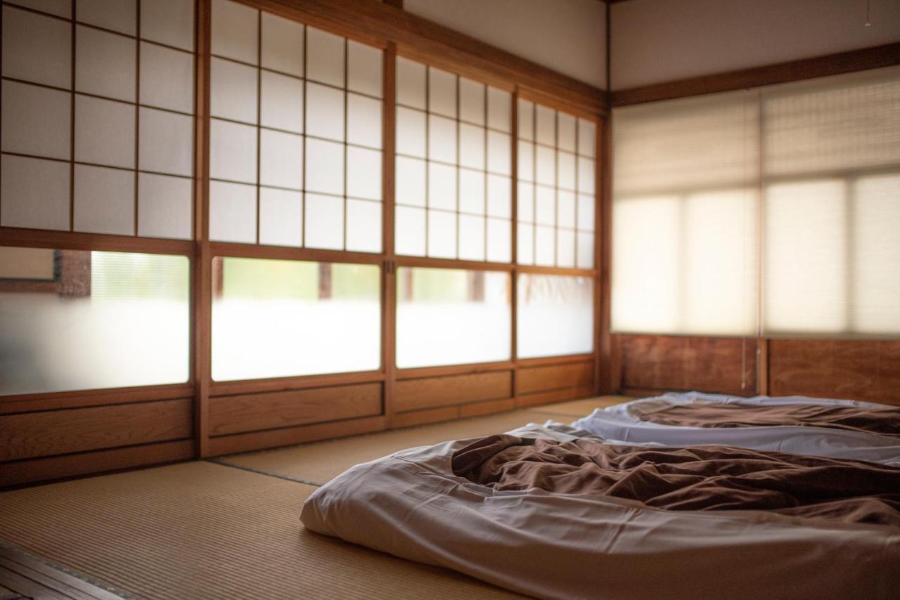 猫と図書館のある宿 草地家 Kusachike Minamiawaji Eksteriør billede