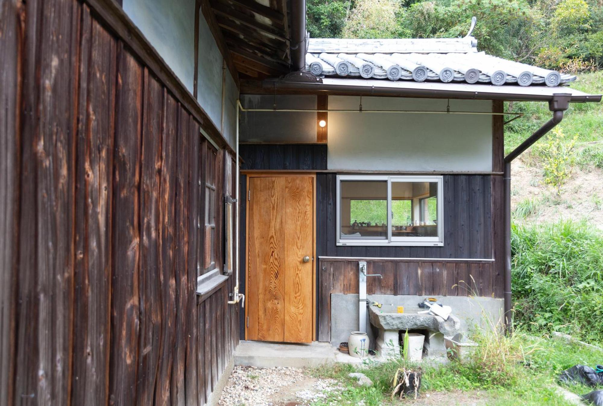 猫と図書館のある宿 草地家 Kusachike Minamiawaji Eksteriør billede